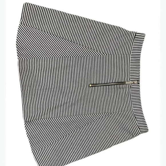 Michael Michael Kors Black & White Stripe Mini Pleat Skater Skirt - Picture 4 of 7